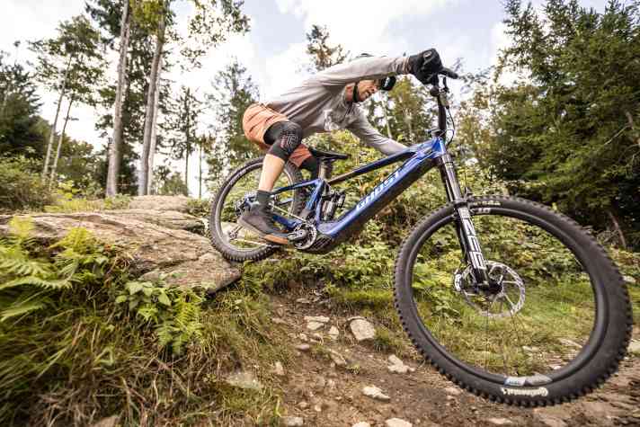Bergab in seinem Element: Fahrwerk und Handling des neuen E-Riot konnten in unseren ersten Ausfahrten schon überzeugen. Für den kompletten Test: Stay tuned!