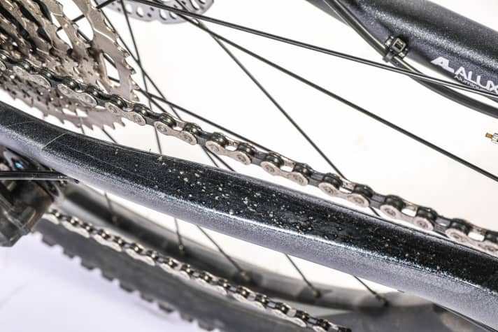 Kein Rahmenschutz: Die meisten Bikes unserer Testgruppe besitzen keine oder nur unzureichende Schützer auf der Kettenstrebe. Beim ersten Geländeeinsatz kommt es zu unschönen Lackschäden, wie am Giant.