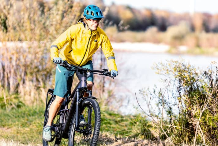 Thanks to its mountain bike genes, the Giant is also a pleasure to ride off-road.