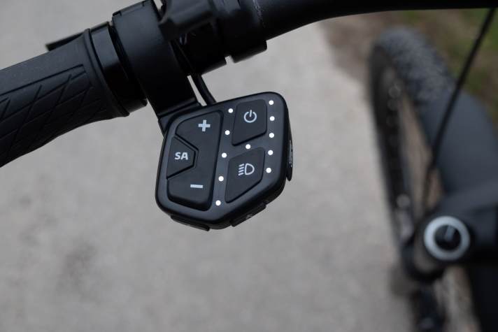 Operating the motor with the rather large but ergonomically sensible panel on the left side of the handlebars is intuitive and simple