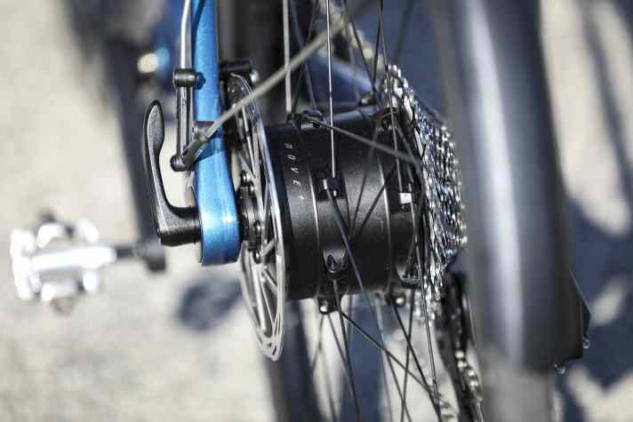 Schiebt kräftig an. Das Drehmoment des Syncdrive Move Plus Motors im Heck soll eine Mittelmotor mit 75 Newtonmeter entsprechen.