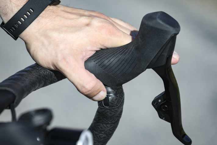 Über die Sram Blips kann die Schaltung in verschiedenen Griff-Positionen gut angesteuert werden.