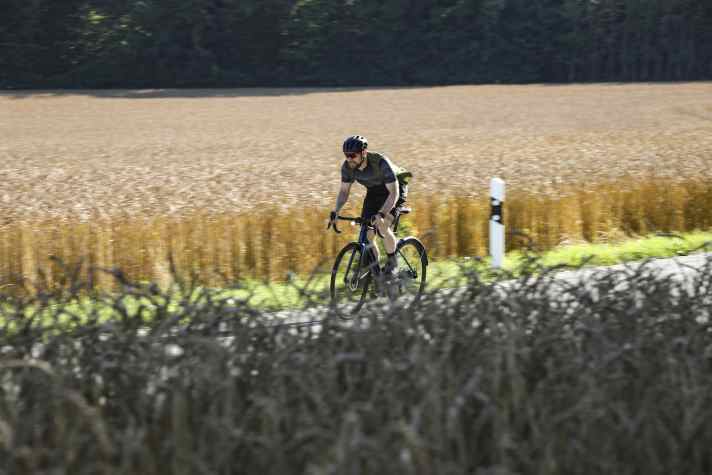 Dank geringem Gewicht und schnellen Reifen braucht das Defy E+ um 25 km/h nur wenig Akku. Das hörbare Ein- und Aussetzen des Motors stört aber etwas.