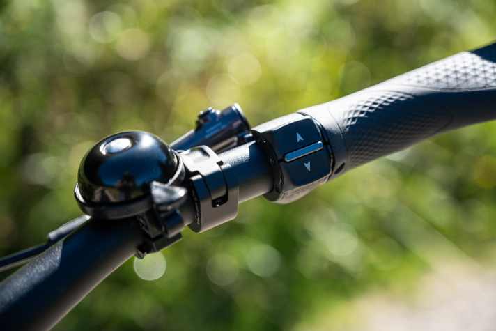 Remote right? You've seen it right. Giant has even managed to operate the electric Enviolo and Shimano's Cues Di2 via this.