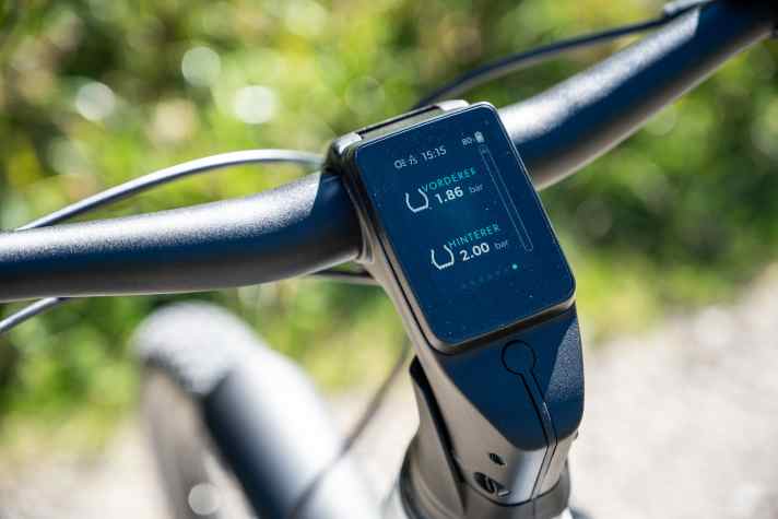 The tyre pressure indicator appears directly on the display. Right: The display bar for the radar system.