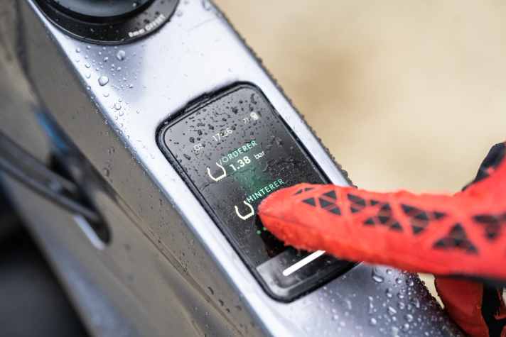 Keeping an eye on tyre pressure at all times – that’s real added value. Unfortunately, the function was somewhat limited during the test.