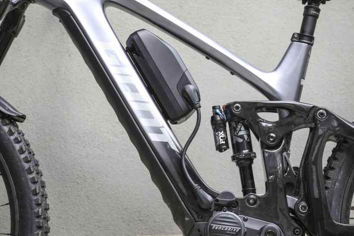 The optional range extender, which can be clicked onto the down tube via an adapter plate, delivers 280 watt hours.