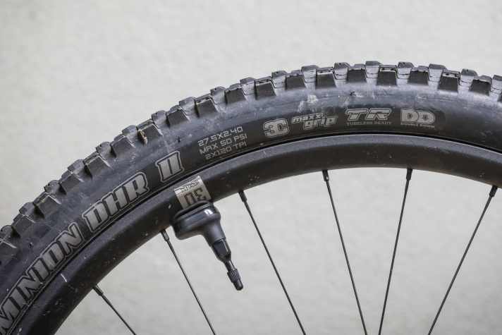 Extra-soft Maxxgrip rubber even on the rear wheel, with the robust and well-damping Doubledown carcass: the rear of the Giant Reign E+ virtually never lacks traction!