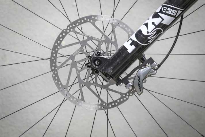 Die TRP DH-R Evo-Bremsen sind stark, zuverlässig und gut dosierbar. Mit 220er-Scheiben (vorne und hinten), die bei TRP besonders dick ausfallen, ist man auch auf langen, steilen Alpenabfahrten auf der sicheren Seite.