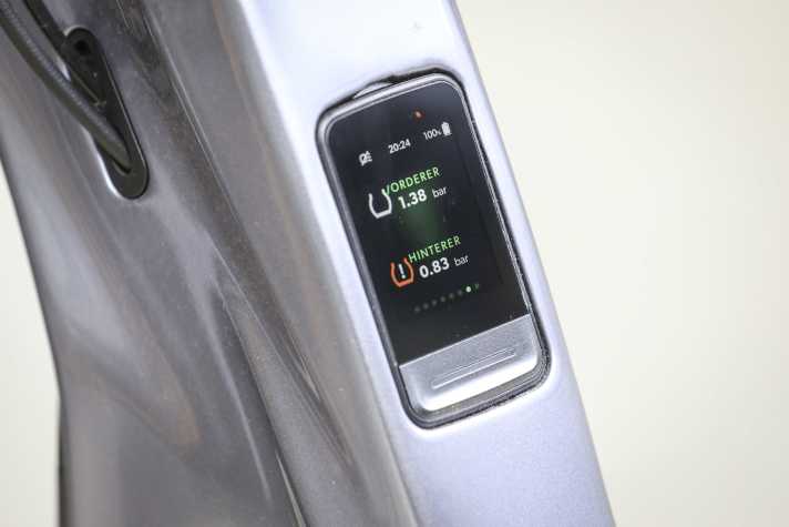 Der Luftdruck der Sensoren wird in Echtzeit im Display angezeigt. Bei einem plötzlichen Druckabfall erscheint eine Warnmeldung im Display.