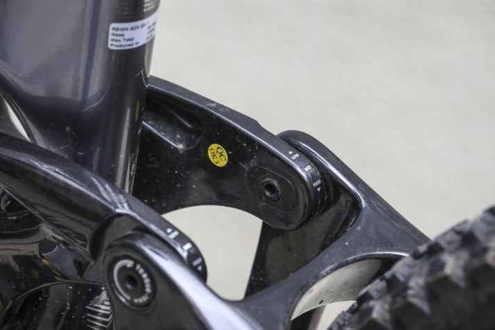 Über den Flipchip an der Sitzstrebe können Winkel und Tretlagerhöhe in drei Stufen angepasst werden.