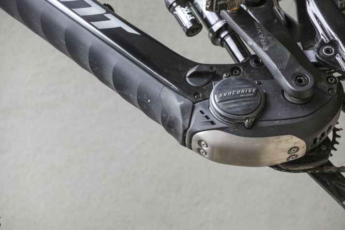 The replaceable titanium skid plate protects the motor area from impacts. The rubberised battery cover covers the entire down tube and protects against stone chips.