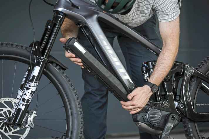 The battery can be quickly and easily folded forwards out of the down tube. Capacity: 560 watt hours.