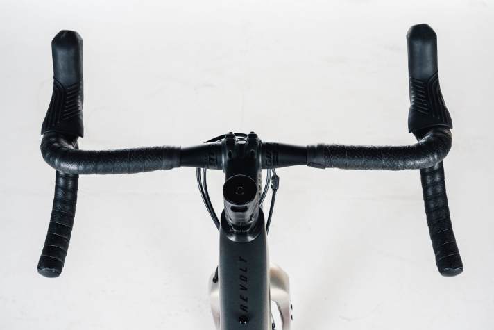 D-Fuse technology on the Giant: intentionally slightly easier to mould, the handlebars absorb vibrations and bumps quite well. When sprinting out of the saddle, this costs a watt or two of power.