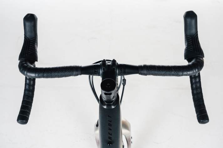 D-Fuse technology: intentionally slightly easier to mould, the handlebars filter out vibrations and bumps quite well. This costs a few watts of power when sprinting in the saddle.