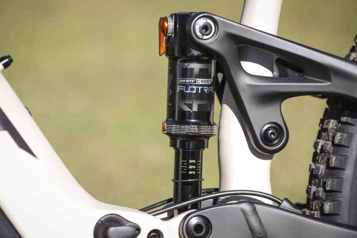 The shock and fork on the Stance E+ 1 come directly from Giant and have a scale for the sag printed on them. This helps with setup. A feature that Fox components do not offer.