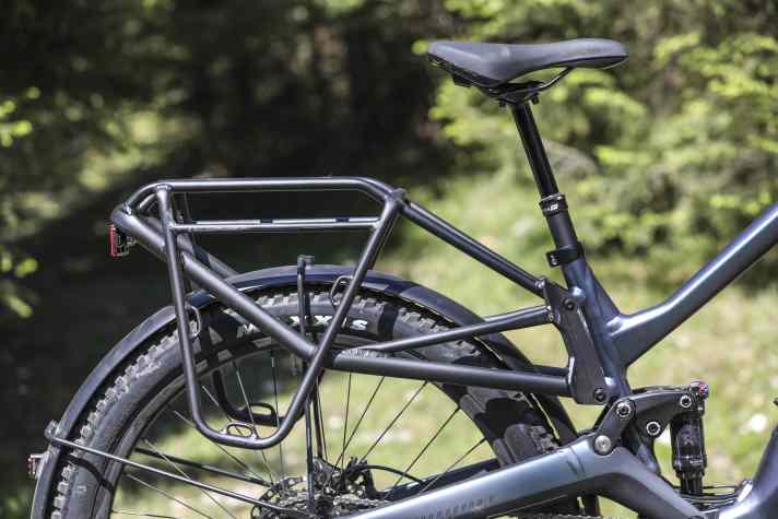 Der Gepäckträger ist am Hauptrahmen fixiert. Dadurch arbeitet die Federung auch mit Packtaschen ungehindert, bei starker Beladung muss nur der Dämpfer etwas stärker aufgepumpt werden.