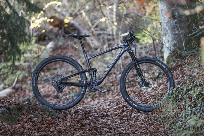Aktuelle Highend-Mountainbikes halten extremer Dauerbelastung stand. Der Crash mit einem Auto kann Bauteilen aus Carbon aber ruckzuck das Leben aushauchen.