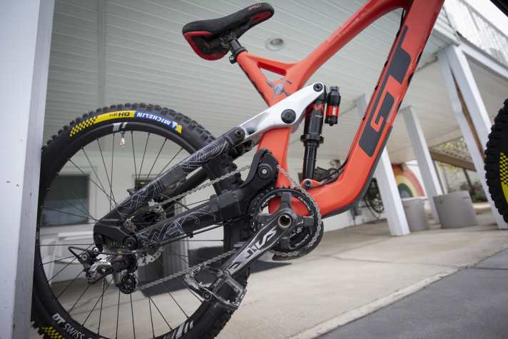 Brage Vestavik will den Untergrund spüren, dafür pumpt er in Gabel und Dämpfer maximal viel Luft. "Stahlfederdämpfer schlucken kleine Schläge einfach weg, das gefällt mir gar nicht", sagt "B-Rage".