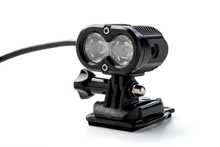 Besonders praktisch ist die Helmmontage über GoPro-Halterungen - einklipsen, ausrichten, fertig