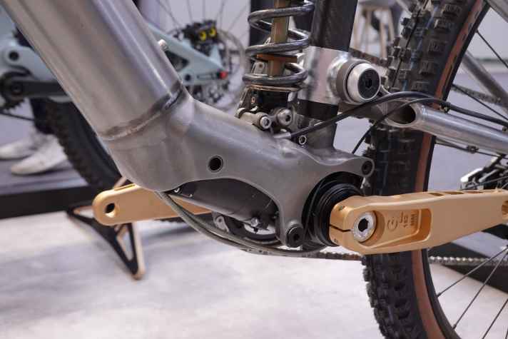 The titanium motor bracket comes from the 3D printer. The Maxon motor is airily installed and its special shape is clearly recognisable in this setting.