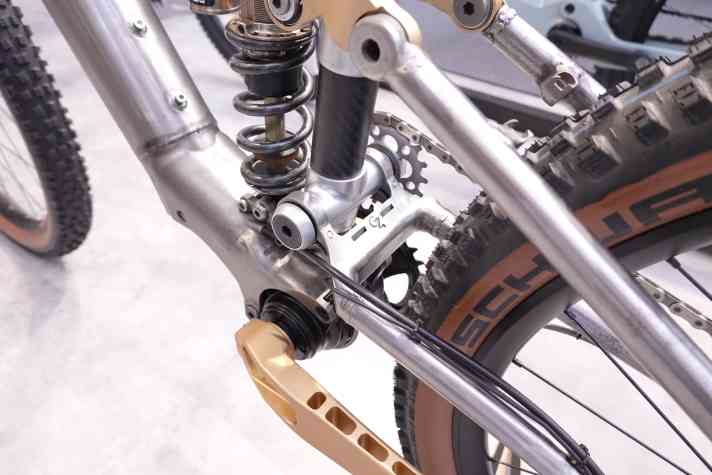 Et voilá: Four materials in one picture. On a single bicycle frame, mind you. Titanium at the front, steel at the back, carbon in the middle, which in turn is connected by aluminium sleeves.