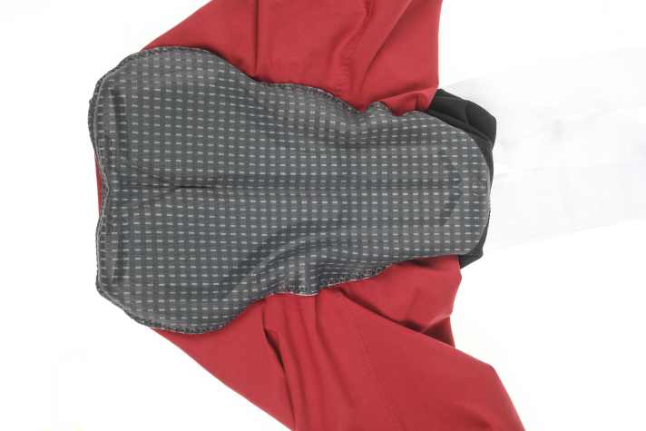 The seat cushion is sufficiently firm and offers a high level of comfort on long journeys