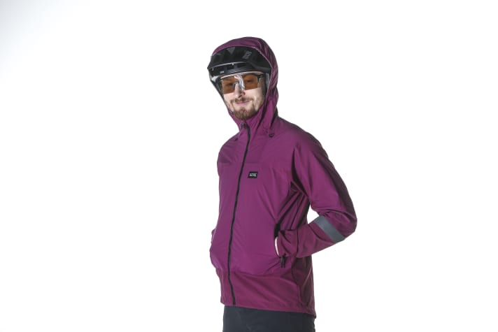 More features or more robust fabric also mean more weight. The Gorewear Lupra with adjustable hood, various pockets and partial rain protection is the heaviest jacket in the test