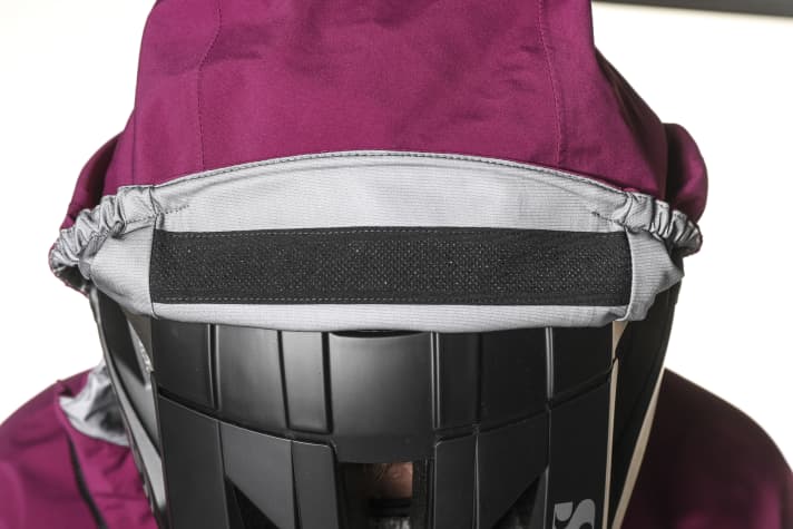 Ein Silikon-Strap verhindert, dass die Kapuze vom Helm rutscht