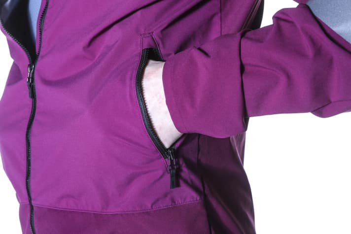 The slit pockets are lined with mesh and provide some ventilation