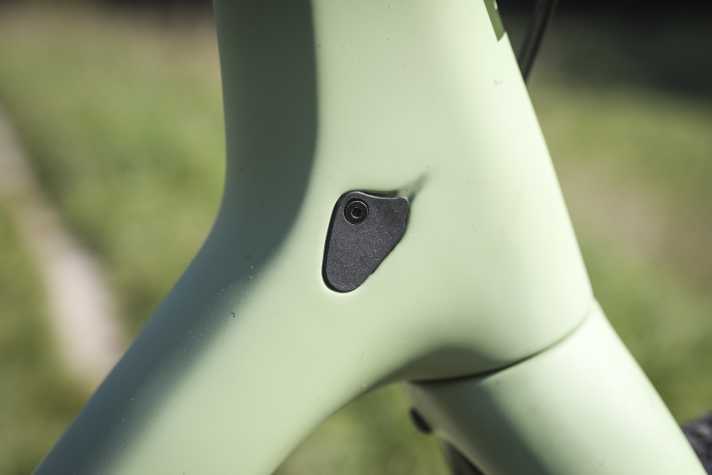 Alle Optionen: Züge können am Pivot Vault sauber geklemmt in den Rahmen oder durch den Steuersatz laufen.