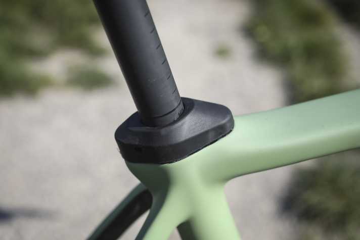 Die Iso-Flex-Technologie hält Vibrationen von der Sattelstütze fern. Der Sattelauszug reicht in Rahmengröße XL gerade so für einen 190 Zentimeter großen Fahrer.