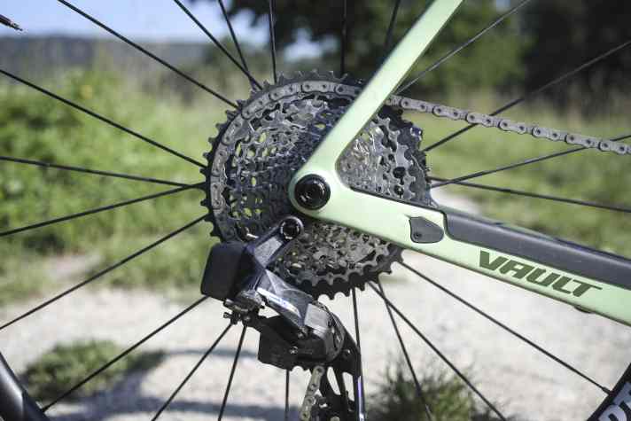 Dans notre montage de test à près de 5500 euros, le Gravelbike de Pivot mise encore sur une transmission classique à 12 vitesses. En comparaison avec les nouvelles transmissions à 13 vitesses, la cassette du Sram Force XPLR AXS est petite.