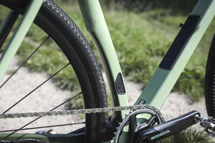 Make room! The seat tube gives way to the rear wheel and creates space for short chainstays. The interface is discreetly covered in the single ornament without the front derailleur fitted.
