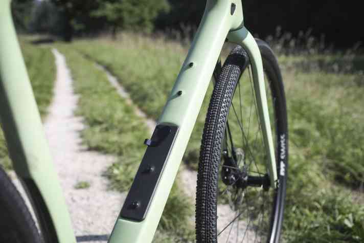 Two bottle cages can be connected in series on the down tube of the Pivot Vault.