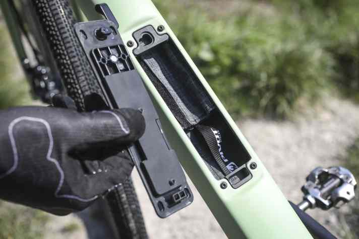 Im Rahmenstaufach verbergen sich zwei Zubehör- und Werkzeugtaschen. Der Verschluss läuft sauber und klapperfrei.