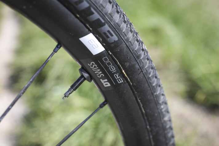 Am Gravelbike von Pivot sind nicht nur die Reifen schmal. Die Allroad-Laufräder von DT-Swiss besitzen eine geringe Maulweite.