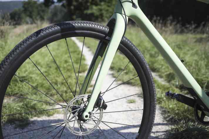Without a thread for luggage, the carbon fork of the Pivot Vault is slim. The weight of the gravel bike is low at just under 8.8 kilos.