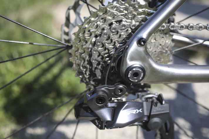 Das dünne Käbelchen der elektronisch gesteuerten Shimano GRX Di2 mag nicht recht zum Rest des zeitlosen Bikes passen. Die Schaltfunktion ist jedoch über jeden Zweifel erhaben.