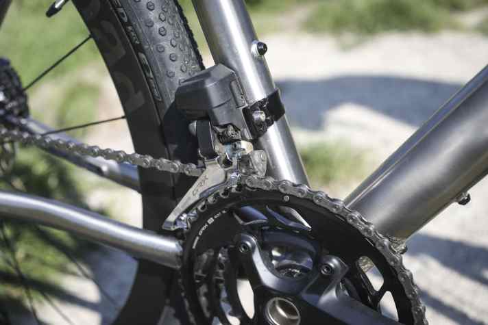 Umwerfer werden auch an Gravelbikes immer seltener. Am Radon Tigard fällt die Übersetzungsbandbreite trotz Zweifach-Kurbel überschaubar aus.