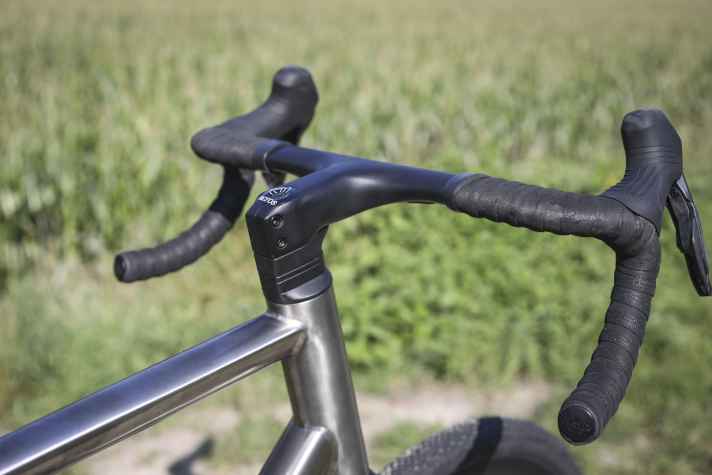 Das einteilige Carbon-Cockpit mit innenliegenden Leitungen bietet dank Systemintegration eine besonders aufgeräumte Optik.