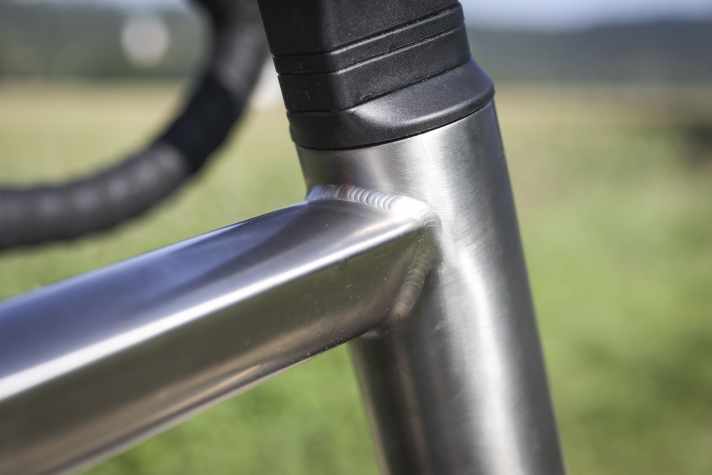 Dicke Rohre und feine Schweißnähte: Der Titanrahmen des Radon Tigard kann auch kritische Tester überzeugen.