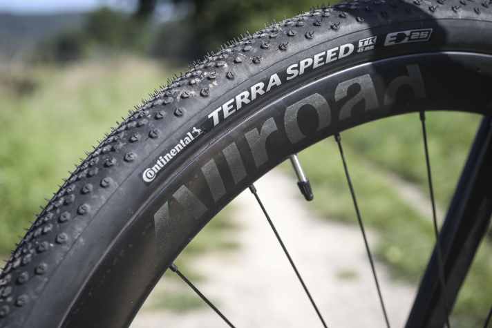 Der Name ist Programm: Die Continental Terra Speed Bereifung läuft auf den Allroad-Laufrädern von Mavic ausgesprochen flott. Aufgrund des aerodynamischen Hochprofils bricht das Laufradgewicht keine Rekorde.