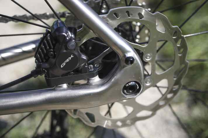 Even in the details, the titanium frame of the Radon Tigard looks superbly finished. The direct mail order company has done a great job with the finish.