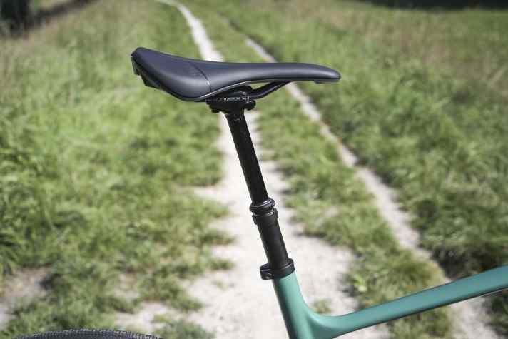 Marin has given the Headlands 3 a retractable seatpost. Despite this, the weight remains within the green range at under ten kilos.