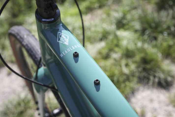 The large bolts on the Marin Headlands look chunky and create a unique appearance. A bag can be screwed onto the top tube.
