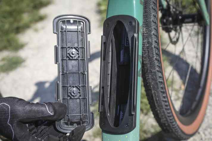 Premiere on the Marin Headlands carbon frame: There is space for spare parts in the down tube storage compartment. The opening is narrow.