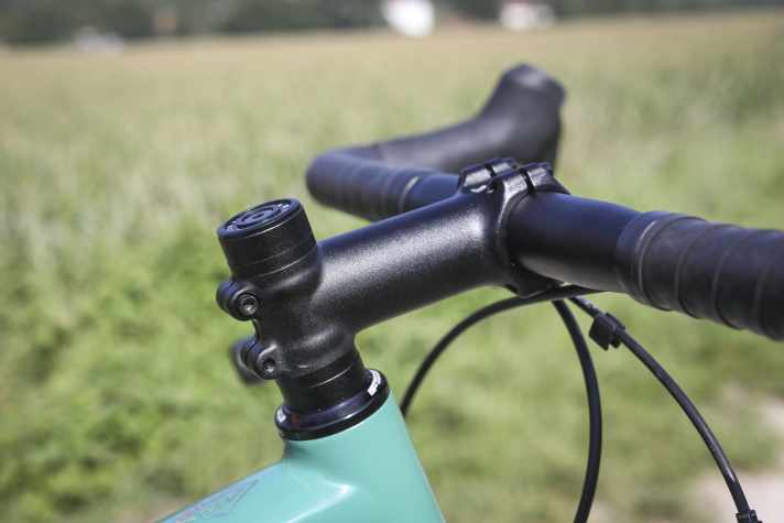 Zum langen Hauptrahmen kommt an unserem Testbike ein 100 Millimeter langer Vorbau. Ein kürzeres Modell könnte das Handling weiter verbessern.