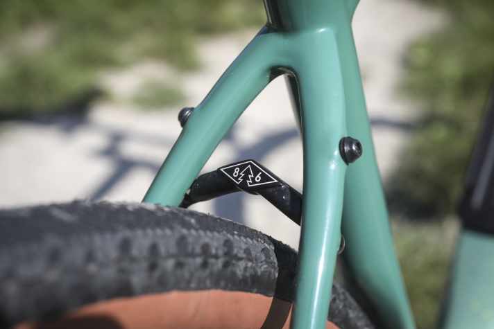 The 86 marks the founding year of Marin Bikes. The bolted aluminium bridge between the seat stays increases the stiffness of the Headlands gravel bike.