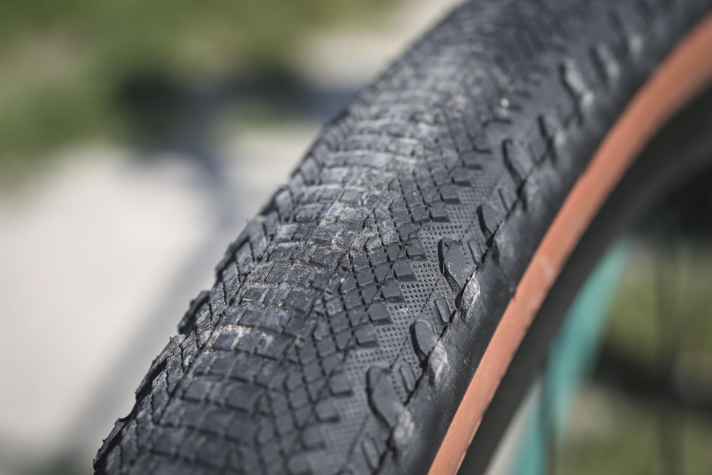 Durch das fast geschlossene Profil geizen die Vee-Tire-Reifen am Marin Headlands 3 mit Grip. Im Nassen kommt die Traktion früh ans Limit.